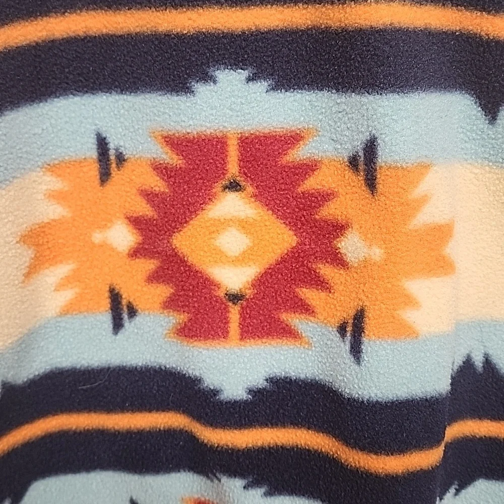 Comox szL tribal print long sleeve one pocket 4 snap pullover jacket. Warm comfy